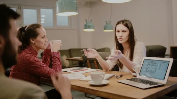 Zakelijke bijeenkomst in café. architecturale schets — Stockvideo