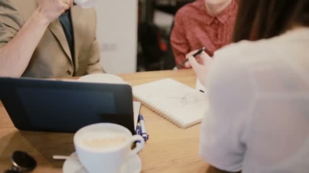 Discusión del equipo creativo trabajando juntos en la cafetería — Vídeo de stock