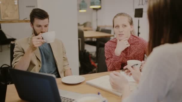 Equipe está usando o tablet digital e laptop — Vídeo de Stock