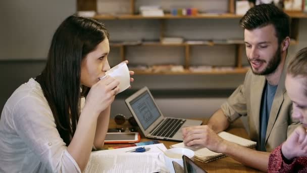 Equipo está utilizando la tableta digital y el ordenador portátil — Vídeo de stock