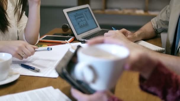 Primo piano mani uomini d'affari che si incontrano in caffè — Video Stock