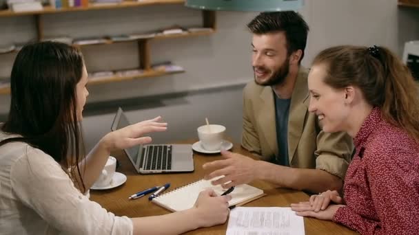 Μικρή επαγγελματική ομάδα συνάντηση στο καφέ — Αρχείο Βίντεο