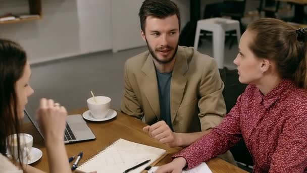 Reunión del equipo de pequeñas empresas en la cafetería — Vídeo de stock