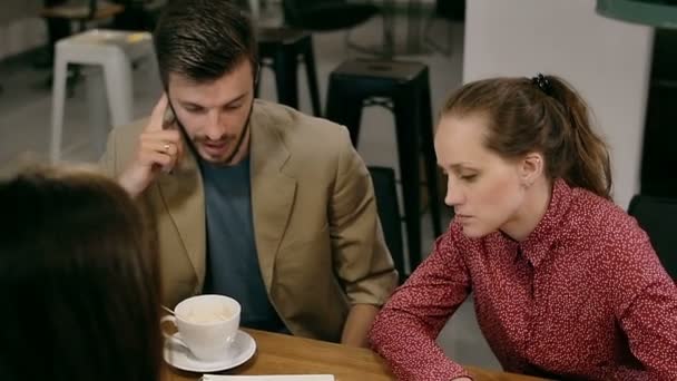 Discussion d'équipe créative travaillant ensemble dans un café — Video