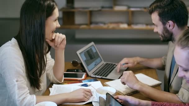 Riunione del team di piccole imprese nel caffè — Video Stock