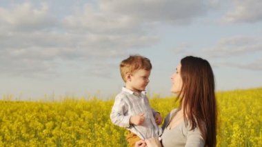Anne oğlunu alanı günbatımında oluşturuldu. Yavaş mo