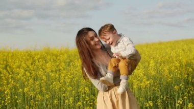 Anne oğlunu alanı günbatımında oluşturuldu. Yavaş mo