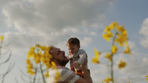 Padre arrojando al hijo al aire. cámara lenta — Vídeos de Stock