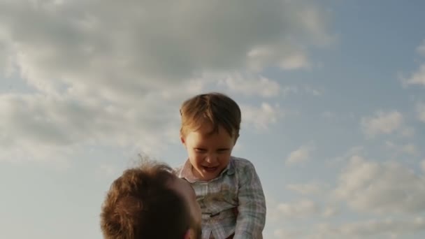 Отец бросает сына в воздух. замедленное движение — стоковое видео
