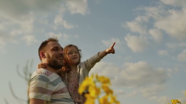 Padre e hija muestran en algo — Vídeos de Stock