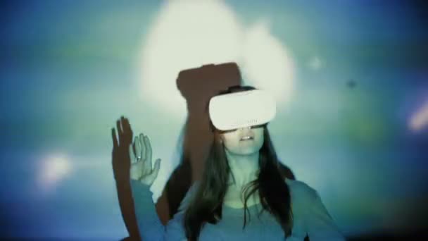 Femme utilisant VR-casque sous les projecteurs — Video