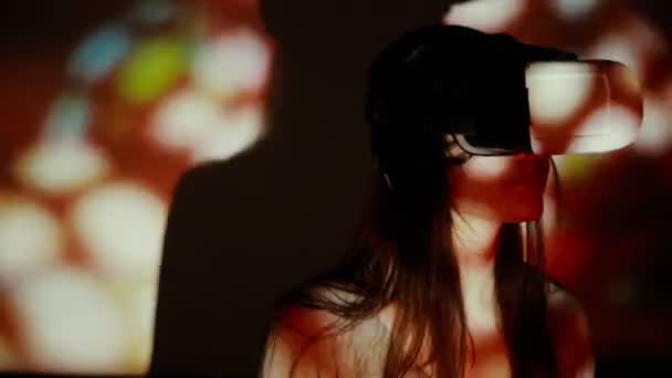 Женщина с VR-шлемом в центре внимания — стоковое видео