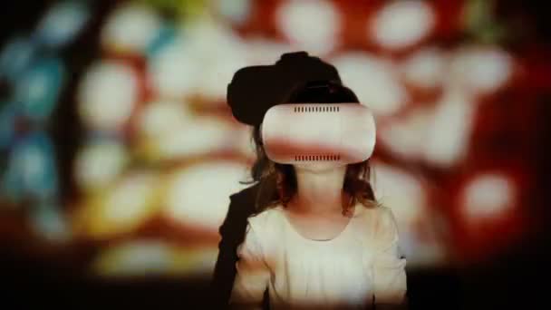 Bambina che utilizza cuffie 3D Virtual Reality — Video Stock