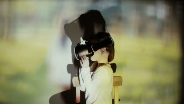 Κοριτσάκι χρησιμοποιώντας 3d σετ κεφαλής εικονικής πραγματικότητας — Αρχείο Βίντεο