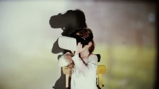 Artırılmış gerçeklik kulaklık kullanarak küçük kız — Stok video
