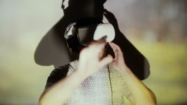 Homem usando o capacete VR no centro das atenções — Vídeo de Stock