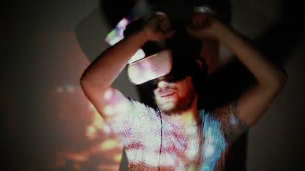 Человек в виртуальном шлеме. vr dance simulator — стоковое видео