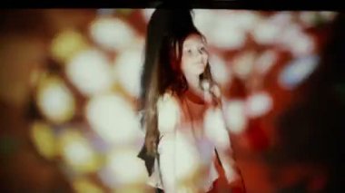 Sahne ışıkları altında dans küçük kız