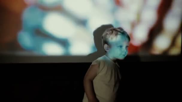 Niño pequeño bailando en el centro de atención — Vídeo de stock