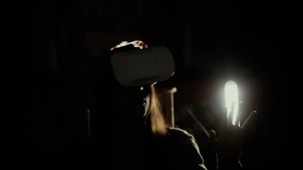 Femme utilisant VR-casque sous les projecteurs — Video