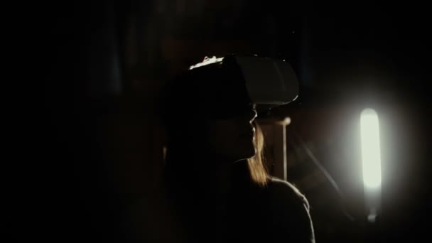 Femme utilisant VR-casque sous les projecteurs 