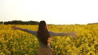 Kız bir alan slowmo uzanmış silah çalışır