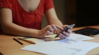 kadının bir smartphone kullanarak çek hesapları eller