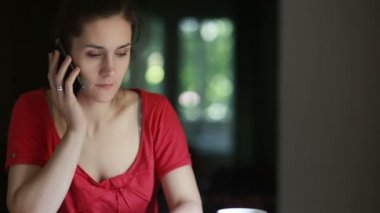 çalışma ve kahve içmek smartphone kullanarak kadın
