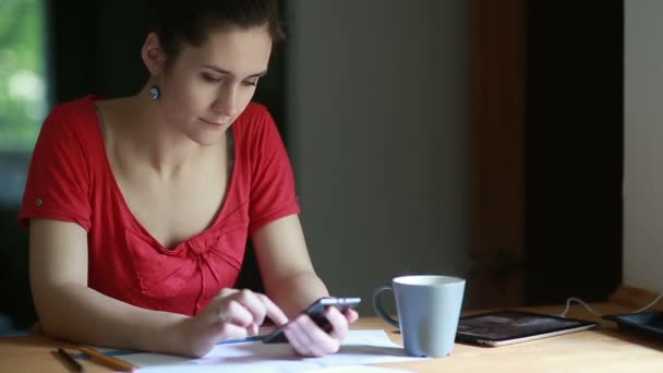 Mujer trabajando y usando teléfono inteligente beber café — Vídeo de stock