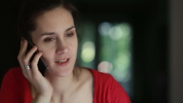 Mujer hablando por teléfono en casa. — Vídeo de stock