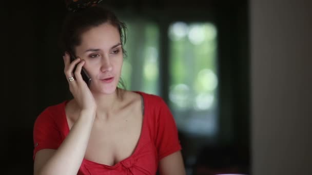 Γυναίκα μιλάει στο τηλέφωνο στο σπίτι. — Αρχείο Βίντεο