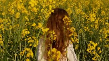 Kız ortasında alanında günbatımında ayakta. Yavaş mo