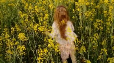 Kız alanda günbatımında gider. Ağır çekim