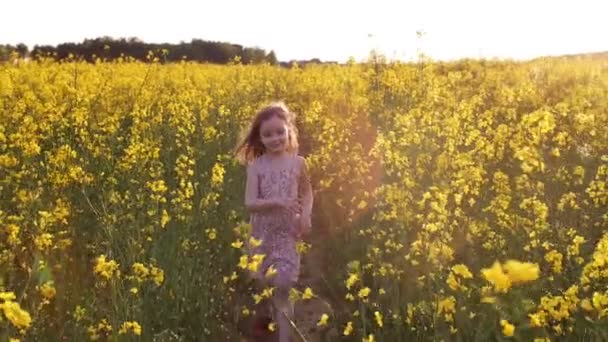 Little girl goes and then begins to run. slow mo — Stock Video