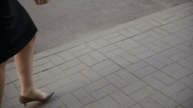 Eski şehirde yürüyüş bacaklar işkadını. yavaş mo