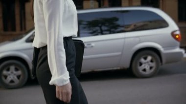 Eski şehirde yürüyüş genç iş kadını. yavaş mo