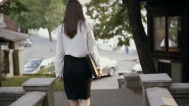 Eski şehirde yürüyüş iş kadını. yavaş mo