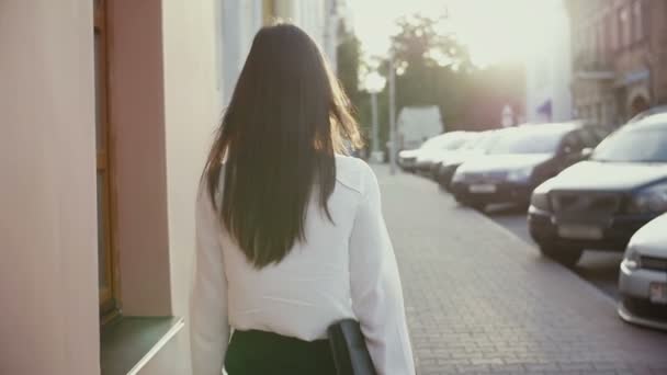 Frau, die bei Sonnenuntergang in der Altstadt spaziert. Langsames Wachstum — Stockvideo