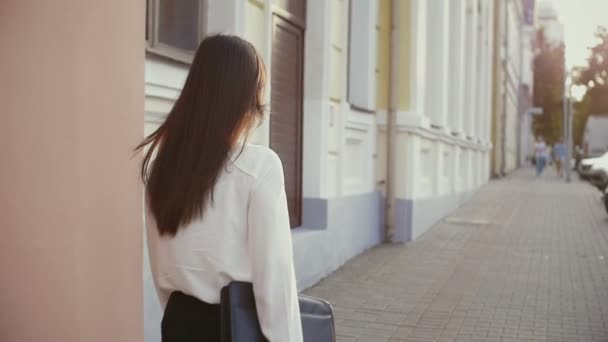Mujer caminando en la vieja ciudad al atardecer. lento mo — Vídeos de Stock