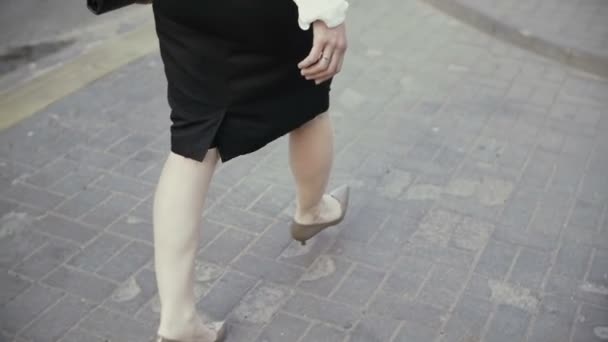 Eski şehirde yürüyüş bacaklar işkadını. yavaş mo — Stok video