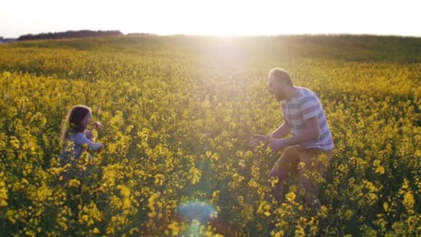 Vater spielt mit Kindern auf einem Feld. Langsames Wachstum — Stockvideo