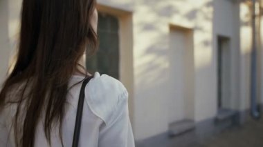 Rüzgar saçlı kız geliştirmektedir. yavaş mo steadicam