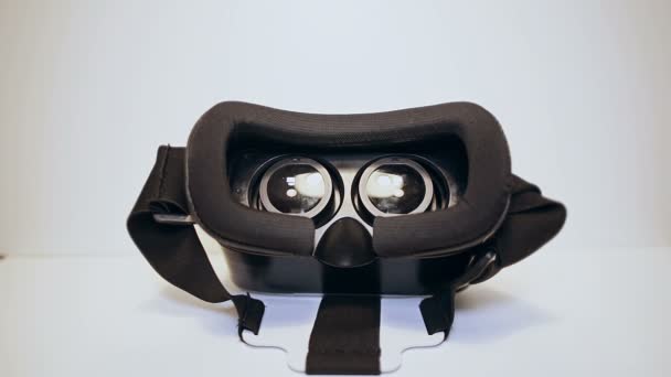 男人手拿虚拟现实眼镜，vr 和穿上它们，白色背景 — 图库视频影像