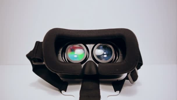 Gafas de realidad virtual para el teléfono inteligente en el fondo blanco, teléfono inteligente está funcionando, mans manos tomarlos y usar — Vídeo de stock