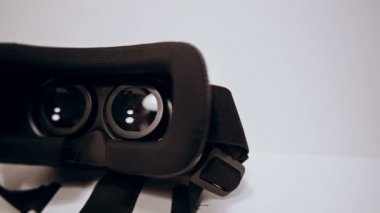 Beyaz arka plan üzerinde farklı taraftan kamera hamle sanal gerçeklik gözlükleri, vr, yavaş görüntülemek