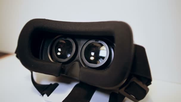 Câmera se move devagar em torno de óculos de realidade virtual, vr, vista de lados diferentes no fundo branco — Vídeo de Stock