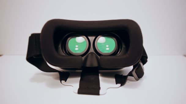 Occhiali di realtà virtuale per lo smartphone su sfondo bianco, schermo verde, mani mans li prendono e indossano — Video Stock