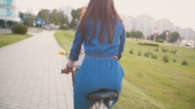 Çiçek ve Fransız ekmeği şehir, yavaş mo, steadicam atış sepet içinde Bisiklete binmek bir kız arkadan görünüm