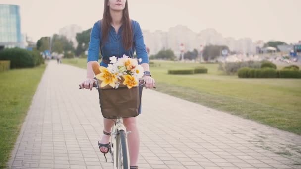 Boldog lány ruha kerékpározás, és a város, a lassú mo, a steadicam feltárása shot — Stock videók