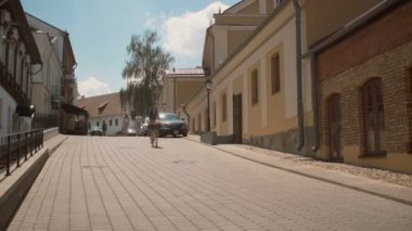 Yaz aylarında, 4 k çiçekli sepet içinde bisiklet ile sokakta yürürken elbiseli güzel kız